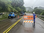 雨水入滲山體潛移加大　平溪106線驚見裂縫橫向貫穿車道