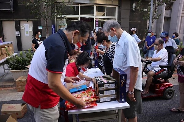 忠德里重陽敬老。圖／取自「施育婷」臉書