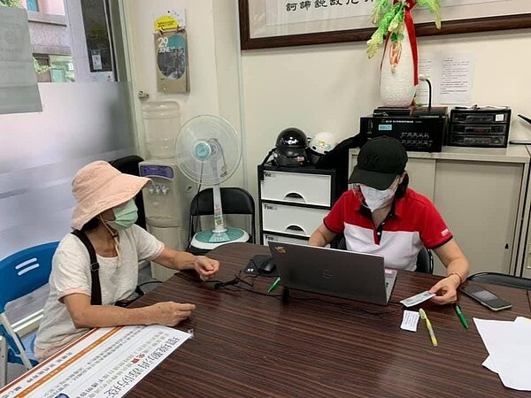 忠德里協助里民上網預約疫苗。圖／取自「施育婷」臉書