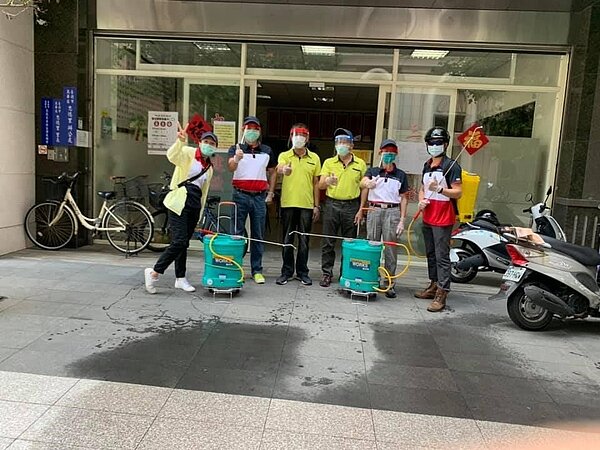 施育婷里長與志工團隊消毒里區。圖／取自「施育婷」臉書