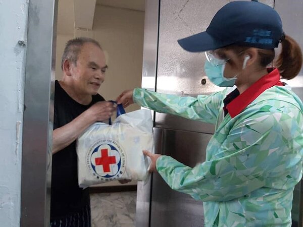 施育婷里長親自送物資到里民家中。圖／取自「施育婷」臉書