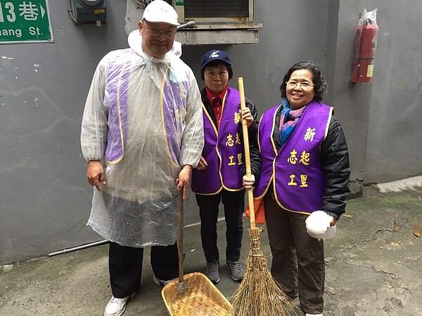 新起里志工環境清潔日。圖／取自「新起里陳鴻祥服務團隊」臉書