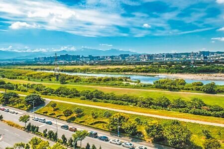 新竹縣市「跨頭前溪道路」計畫,從竹北市中醫大新竹附醫前興隆路接到新竹市水源路,因新竹市辦理的都市計畫還未通過未能執行。(羅浚濱攝)