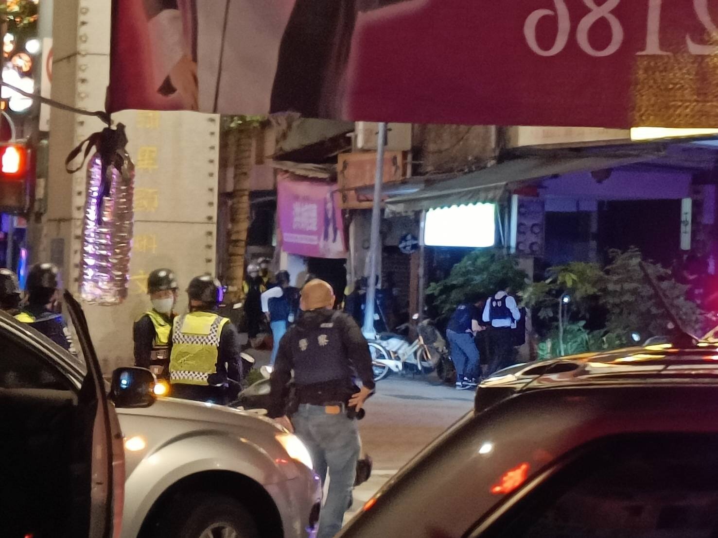 邱男持槍挾持人質,大批員警在場圍捕。記者李隆揆/攝影