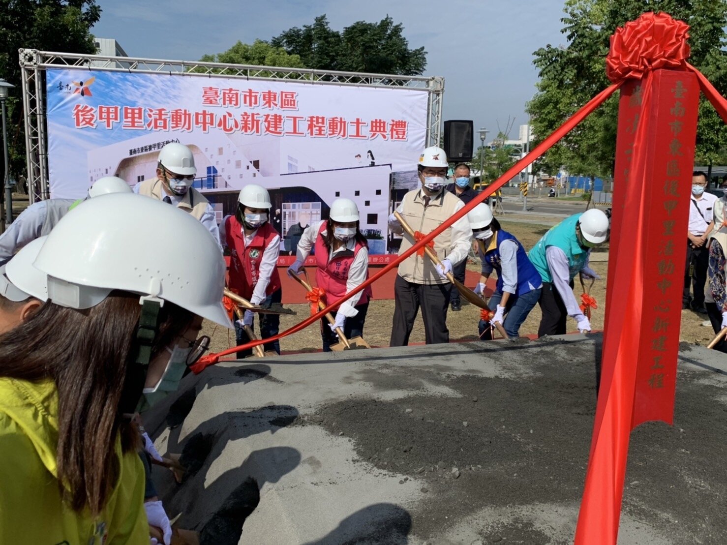 台南市長黃偉哲(左四)主持東區後甲活動中心動土典禮,位在寸土寸金的平實重劃區,南紡正對面,1坪市價100萬元。記者吳淑玲/攝影
