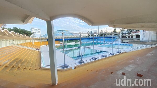 彰化健興游泳池整建工程整修標準池、練習池、廁所、熱泵系統等項目,將重新開放。記者劉明岩/攝影