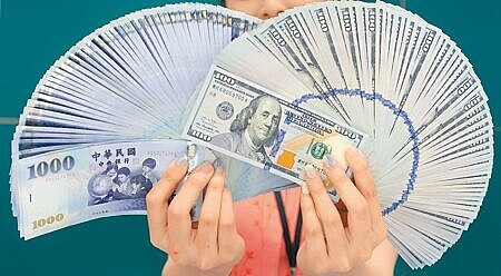 新台幣昨日失守32元大關,終場貶值2.8分,以32.022元續創逾5年9個月新低價。(本報資料照片)