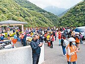 受困明池山莊　首批遊客下山