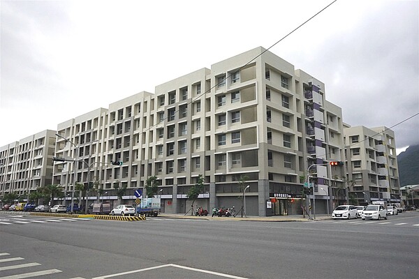 花蓮縣議員邱光明要求縣府就青年住宅大雨漏水、停車位不足等,積極協助處理。圖/