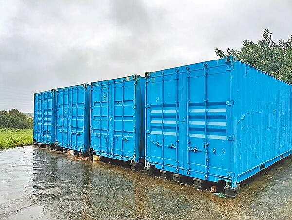 桃園市觀音第六公墓1997年起禁葬,市府規畫新建納骨塔,遷葬時民眾可選擇將祖先骨灰罈遷至他處,或暫時安置貨櫃中,目前公所設有8個貨櫃安置約700個骨灰罈。(吳進昌提供/蔡明亘桃園傳真)