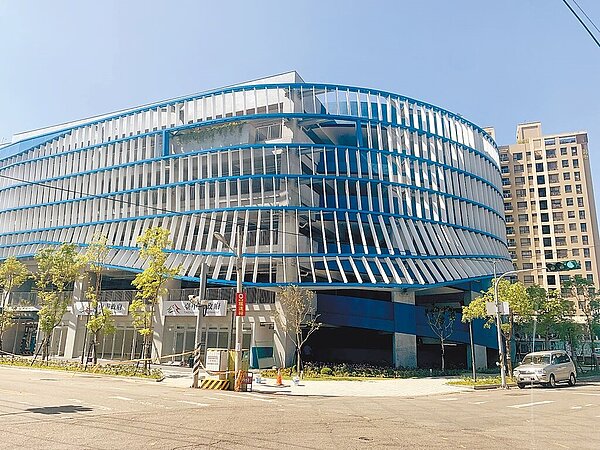 台中市大里區東榮立體停車場將於11月1日完工啟用,目前月票定價為2800元,部分在地民眾認為「太貴」。(李天生提供/張亦惠台中傳真)