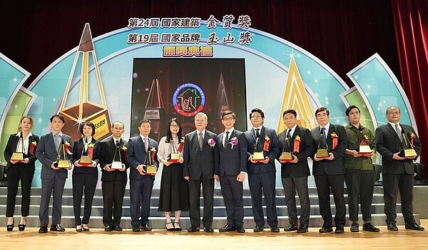 第24屆國家建築金質獎暨第19屆國家品牌玉山獎頒獎典禮於19日舉行,除了公部門角逐,包括國泰建設、亞昕國際開發、豐邑建設、中華工程、皇昌營造等企業都獲獎。圖/主辦單位提供