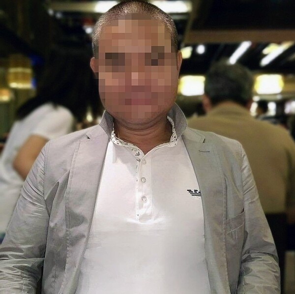 一名疑似萬國幫成員男子邱國隆「阿國」(57歲),晚上在漢口街一處商業大樓,要找自己洪姓老大「阿弟仔」尋仇開槍。圖/取自邱國隆臉書