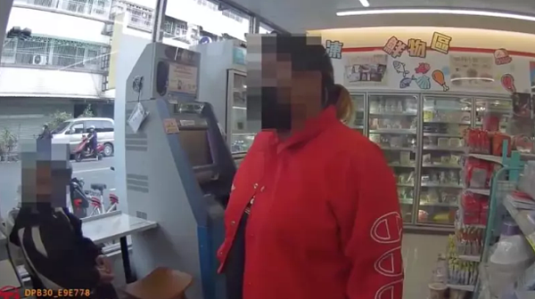 屏東縣內埔警分局接獲超商店員報案,抵達現場看到兩人在超商角落,先將兩人帶回派出所後,再載他們去搭公車。記者劉星君/翻攝
