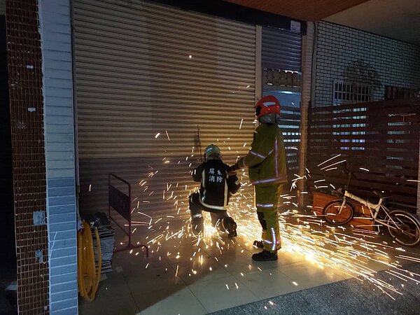 消防人員現場破門時,3樓發生爆炸,進入屋內發現2樓有一具屍體、3樓有焦屍,研判是原屋主夫妻王男與劉女。圖/讀者提供