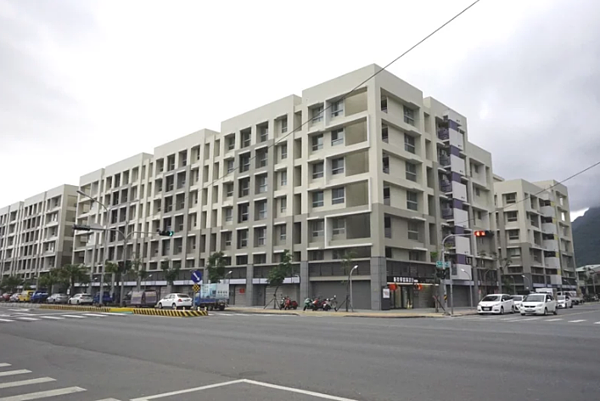 花蓮縣議員邱光明昨天質詢時,要求縣府就青年住宅大雨漏水、停車位不足等,積極協助處理。圖/聯合報系資料照片