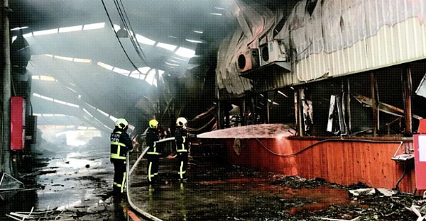 台中大雅違建百慕達紙廠2019年10月3日火災,釀2名消防隊員殉職。圖/報系資料照