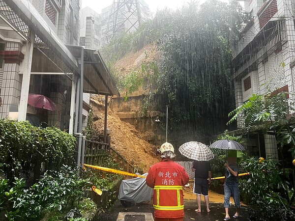 汐止一處靠山社區沖落大量土石。圖／翻攝畫面