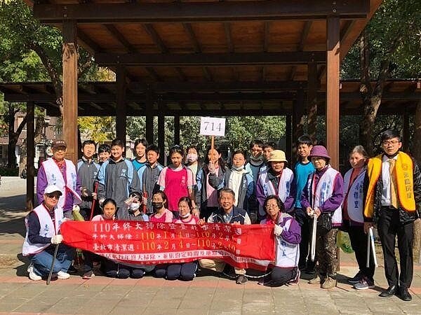 天榮里長非常感謝蘭雅國中的同學和熱心的環保志工、永慶房屋的人員一同協助環境清潔打掃。圖／取自士林區蘭雅里~鄰里大小事廣播站臉書專頁