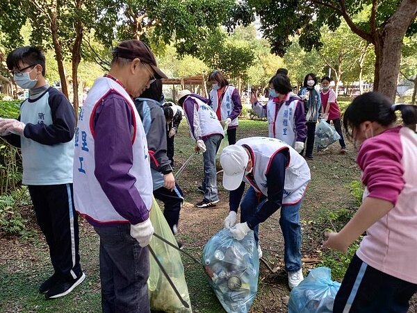 環保志工們總是不畏風雨地為里內環境付出。圖／取自士林區蘭雅里~鄰里大小事廣播站臉書專頁