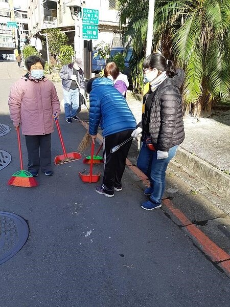 環保志工定期於清潔日打掃環境。圖／取自士林區蘭雅里~鄰里大小事廣播站臉書專頁