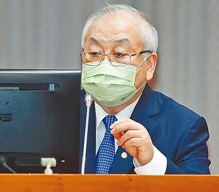 疫情指揮中心表示高端族將開放補打國際認證的疫苗,但後續將多支出7.6億元,主計長朱澤民稱目前未編列這筆預算。(季志翔攝)