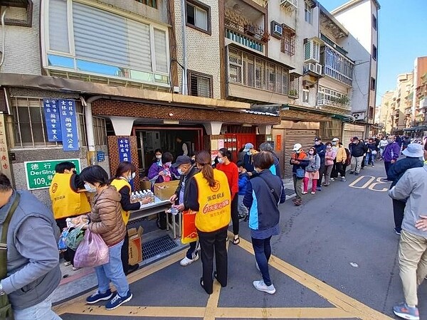 蘭雅里在元宵節時發放燈籠一盞和餅乾給里民。圖／取自士林區蘭雅里~鄰里大小事廣播站臉書專頁