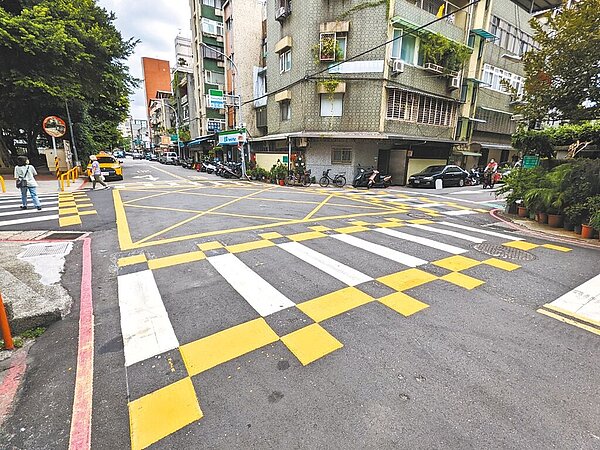 因試辦成果良好，台北市交通管制工程處決議在全市26處增繪「白黃相間棋盤標線」，藉由對比警示提醒車主減速慢行，屆時全台北將有31處路口有新式標線。（台北市交通管制工程處提供／黃婉婷台北傳真）