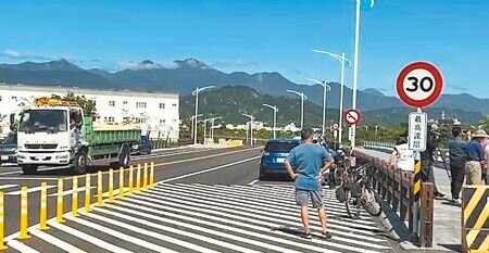 台東市太平溪右岸水防道路試辦1年禁行大貨車及聯結車，限定時速30公里以下，但居民痛批規定形同虛設。（蔡旻妤攝）