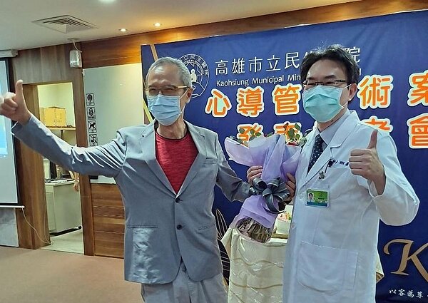 退休教師陳先生（左）打完桌球突休克昏迷，經診斷是冠狀動脈阻塞，幸經高雄市立民生醫院進行心導管手術搶回一命，右為心臟內科主任李明義。記者王昭月／翻攝