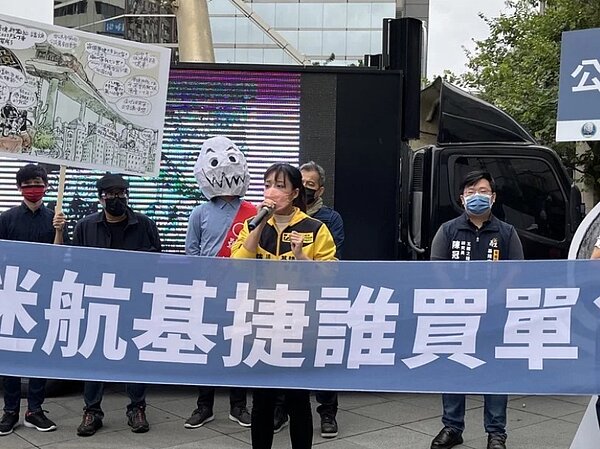 基隆市長參選人陳薇仲日前與公民團體在交通部前要求基捷規畫應納入通勤族心聲。圖/聯合報資料照片