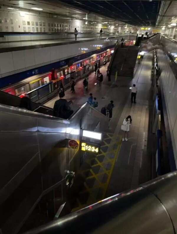 位在新北市板橋區的捷運江子翠站，晚間不明原因突然跳電。圖／民眾提供
