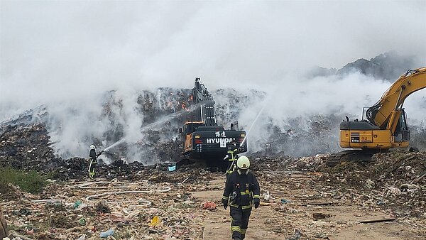 現場以怪手邊挖邊灑水方式，仍難以完全撲滅，預計要3天才能將火勢完全撲滅。圖／林育興提供