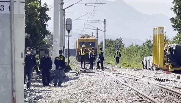 台鐵海端站去年2月才發生電力維修車撞擊鐵道班人員工安意外,20日又傳出電力維修車不遵守號誌冒進撞壞轉轍器事件,學者直斥風險意識不足、成不定時炸彈。圖/聯合資料照片