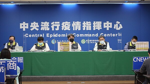 發言人莊人祥（左起）、疫情監測組組長周志浩、 指揮官王必勝、台大醫院醫師李秉穎、醫療應變組副組長羅一鈞。圖／指揮中心提供