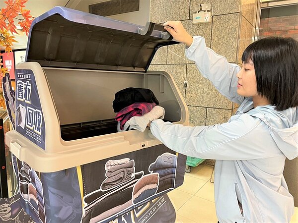 回收舊衣前,應先確認衣物無髒污破損,並清洗整理後再放入舊衣回收箱。圖/新北市政府提供