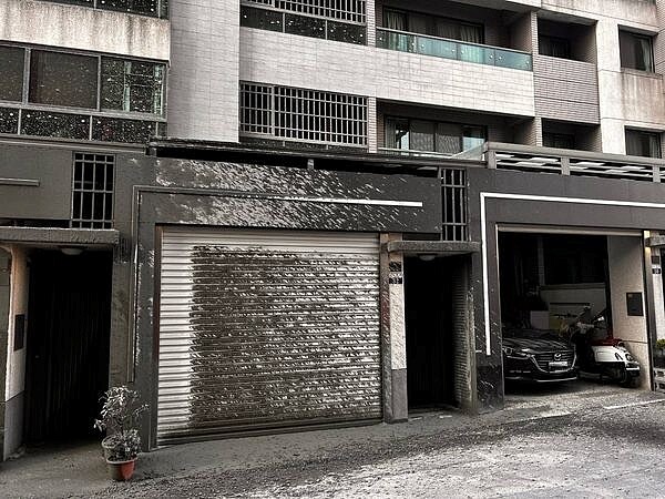 台中建商灌漿「水泥到處噴」!住戶中招下場慘...懲處出爐了 台中市沙鹿區一處建案工地在進行混擬土灌漿作業時,發生意外使大量泥漿四處噴濺。圖/擷取自《沙鹿之美》