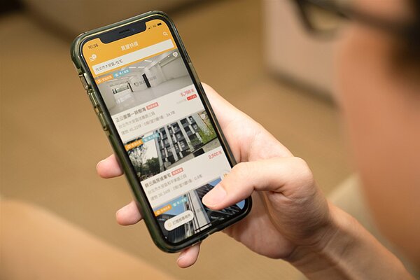 《永慶快搜App》能快速提供消費者線上賞屋服務,只要一機在手就能輕鬆能搞定。圖/永慶房產集團