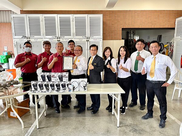 屏東縣政府第二大隊竹田消防分隊頒發感謝狀，感謝永慶房產集團屏東區四品牌經管會提升消防救災能量。圖／永慶房產集團提供