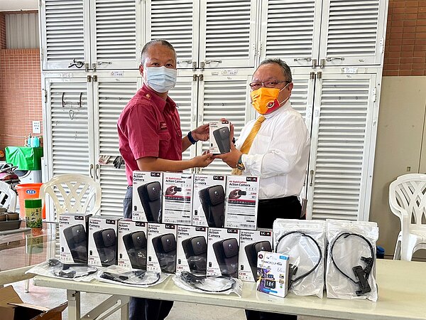 永慶房產集團屏東區四品牌捐贈12台迷你運動相機，作為消防堅實後盾，一起保障台灣人民安全。圖／永慶房產集團提供