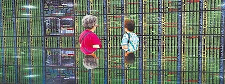 台股跌幅超過國際,金管會21日宣布即日起當日收盤價跌幅達3.5%以上,次一交易日就不能低於收盤價放空。圖為台北股市。(黃世麒攝)