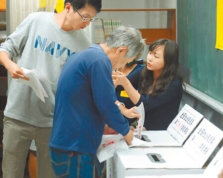 九合一選舉將至，中選會日前公布確診者不得出門投票，引發違憲爭議。對於投票規定是否有調整的可能，中央流行疫情指揮中心指揮官王必勝昨日表示「答案是肯定的」。（本報資料照片）