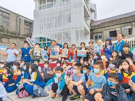 基隆市觀銷處在正濱遊客中心舉辦《烏龍派出所》動漫展，並由網紅扮演主角帶領觀展，吸引不少大小朋友觀展。（張志康攝）