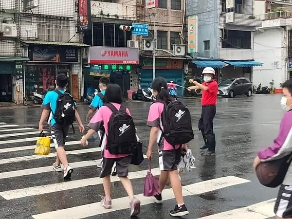 風雨無阻站在導護第一線。圖／里辦提供