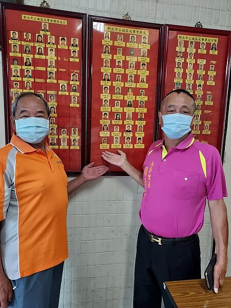 周清芳和志工隊長認真打拼做代誌。圖/易小滿攝