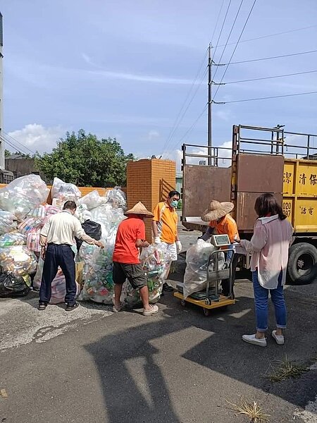 加入團隊幫忙。圖/里辦提供