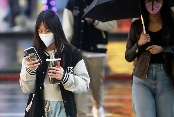 不管什麼時候都在滑手機?許多人發現,自己不知不覺耗費了大量的時間,卻在關上手機後,沒有休息到的感覺,反而陷入空虛。聯合報記者胡經周/攝影