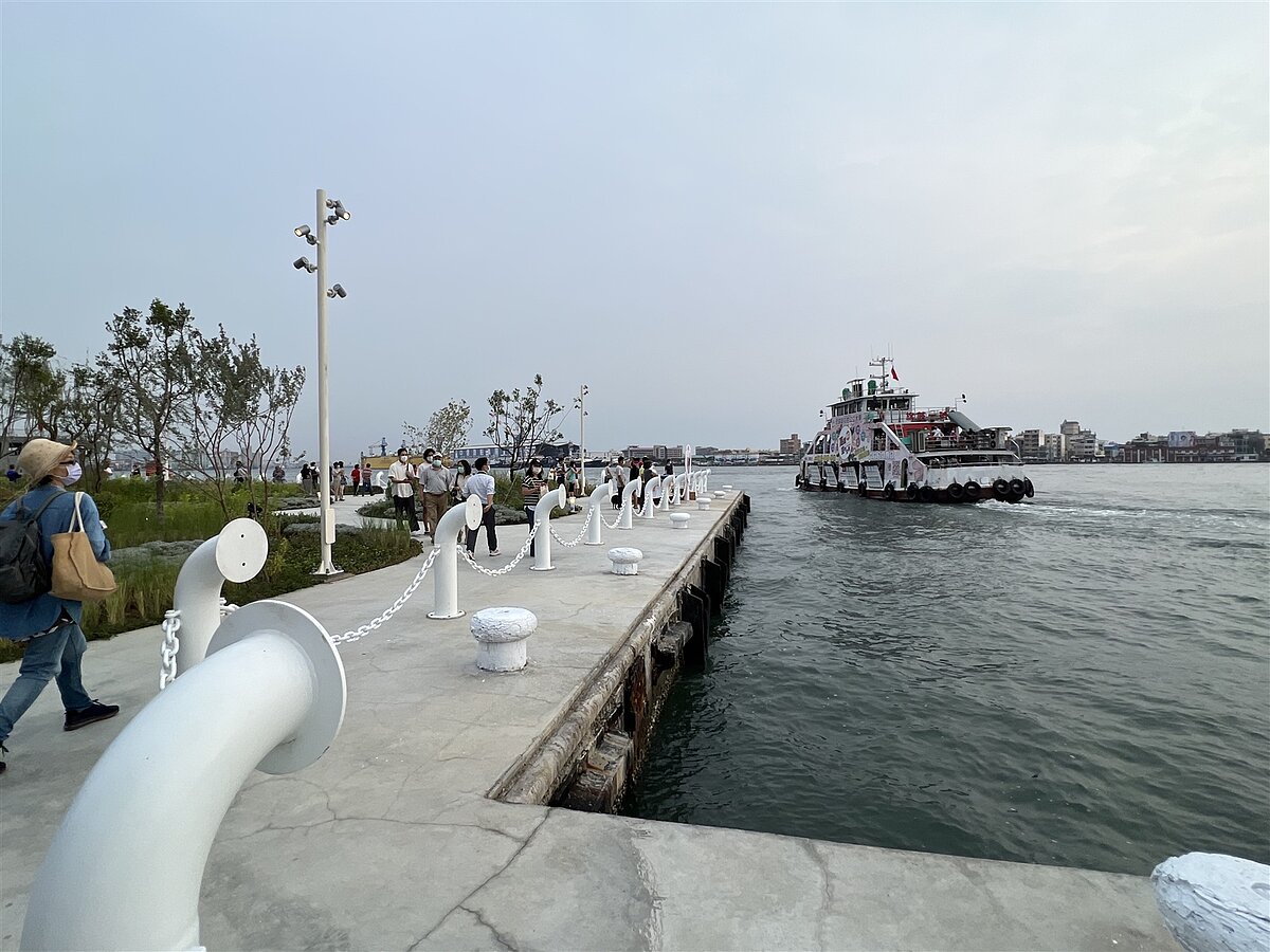 高雄鼓山魚市場華麗變身,成為可賞無敵海景的休憩據點。記者王昭月/攝影