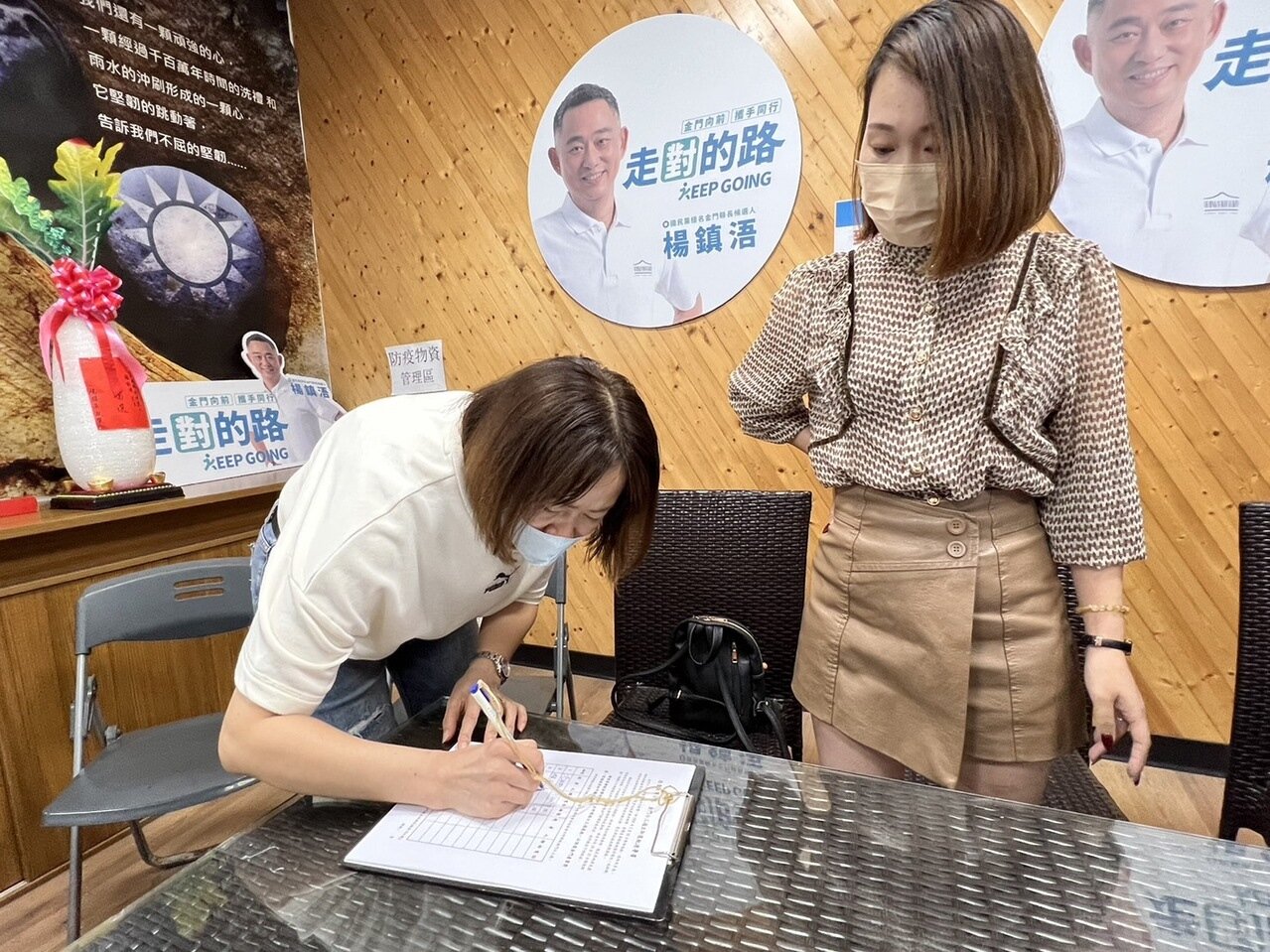 楊鎮浯競選辦公室啟動小三通復航連署,不少陸配前往連署,希望中央聽到地方的聲音。記者蔡家蓁/攝影