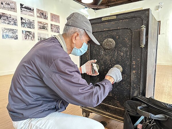 彰化縣芬園鄉公所有1座百年保險箱,封存多年沒打開過。圖/芬園公所提供